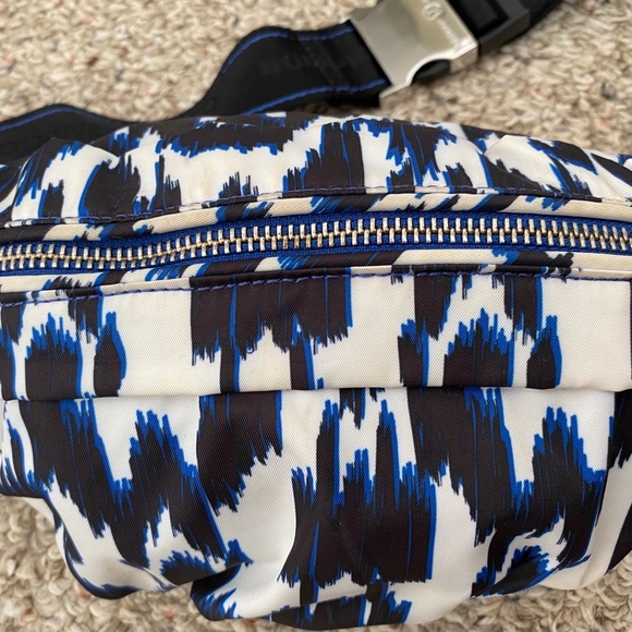 Lululemon “On Your Bum Bag” Waist pouch bag/ Yoga - Picture 2 of 7